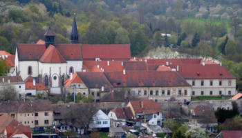 Pomoz s péčí o klášter a odhal zapomenutý poválečný příběh