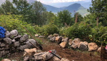 Building stone walls in France