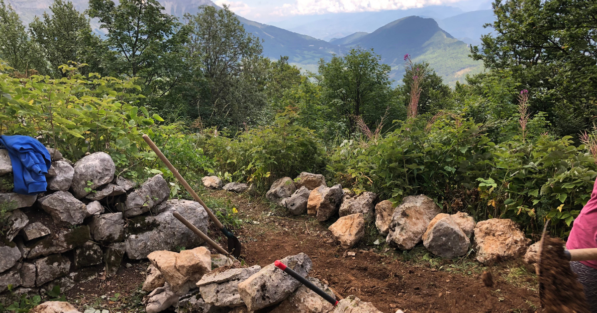 Building stone walls in France